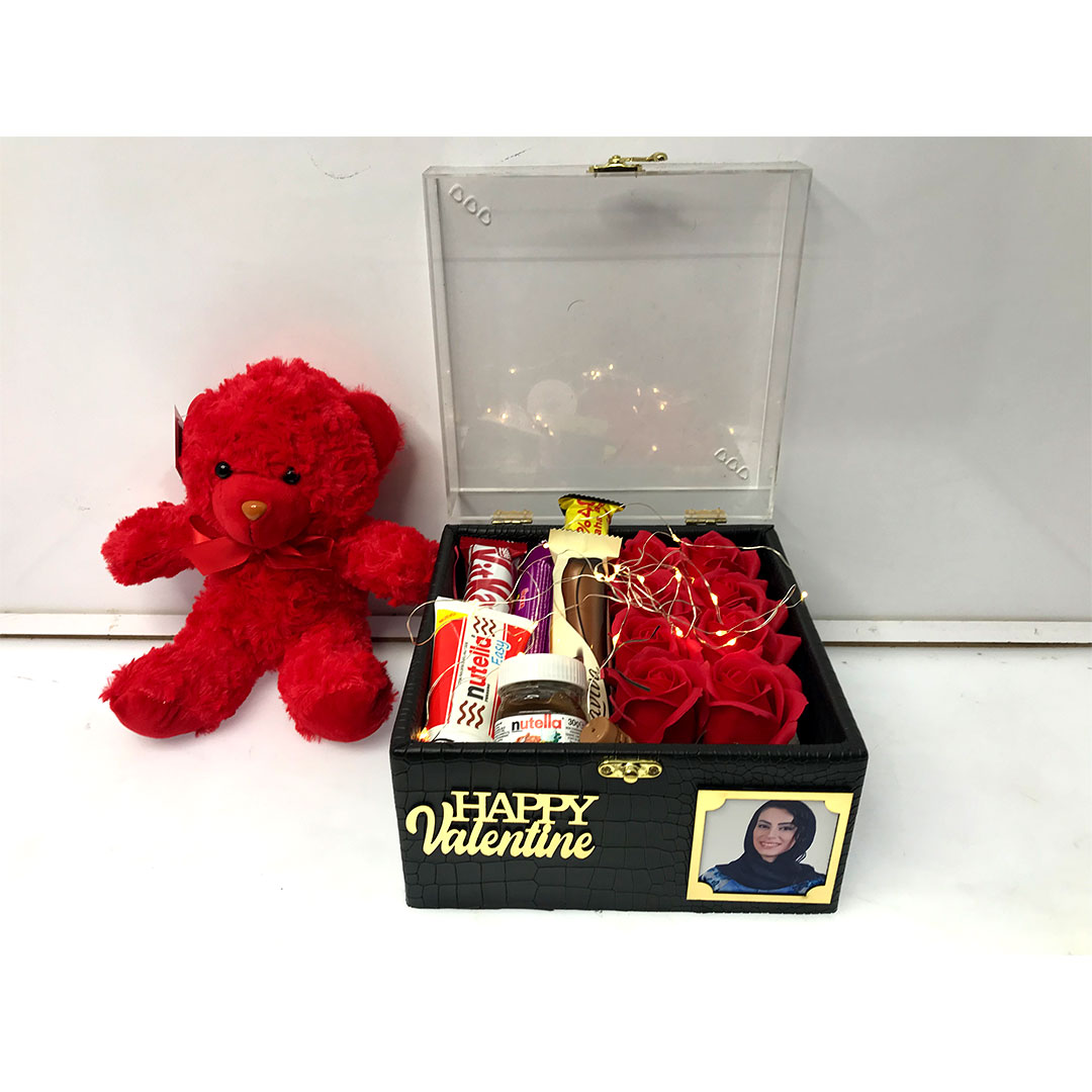 رزباکس چرم مربع با قاب شفاف سایز متوسط، مناسب برای نمایش گل‌ها و هدایای کوچک.