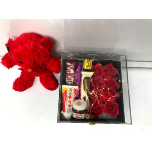 رزباکس چرمی مربعی با قاب شفاف سیاه، انتخابی زیبا و ماندگار برای مناسبت‌های خاص.