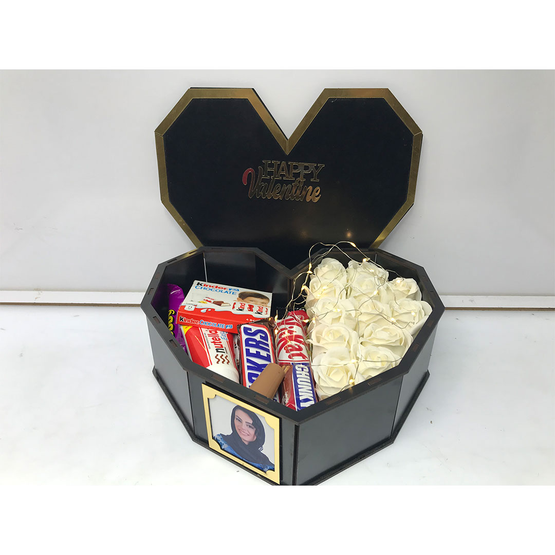 رزباکس چوبی قلبی سیاه با گل‌های مصنوعی؛ هدیه‌ای بااحساس و ماندگار برای لحظات خاص