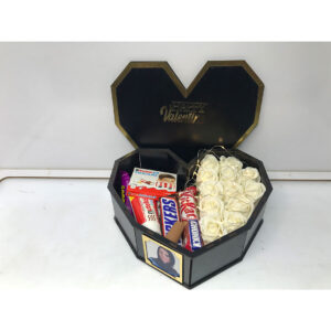 رزباکس چوبی قلبی سیاه با گل‌های مصنوعی؛ هدیه‌ای خاص و احساسی برای مناسبت‌های عاشقانه