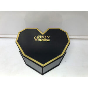 رزباکس چوبی قلبی سیاه با طراحی زیبا و گل‌های مصنوعی برای هدیه‌ای خاص و احساسی