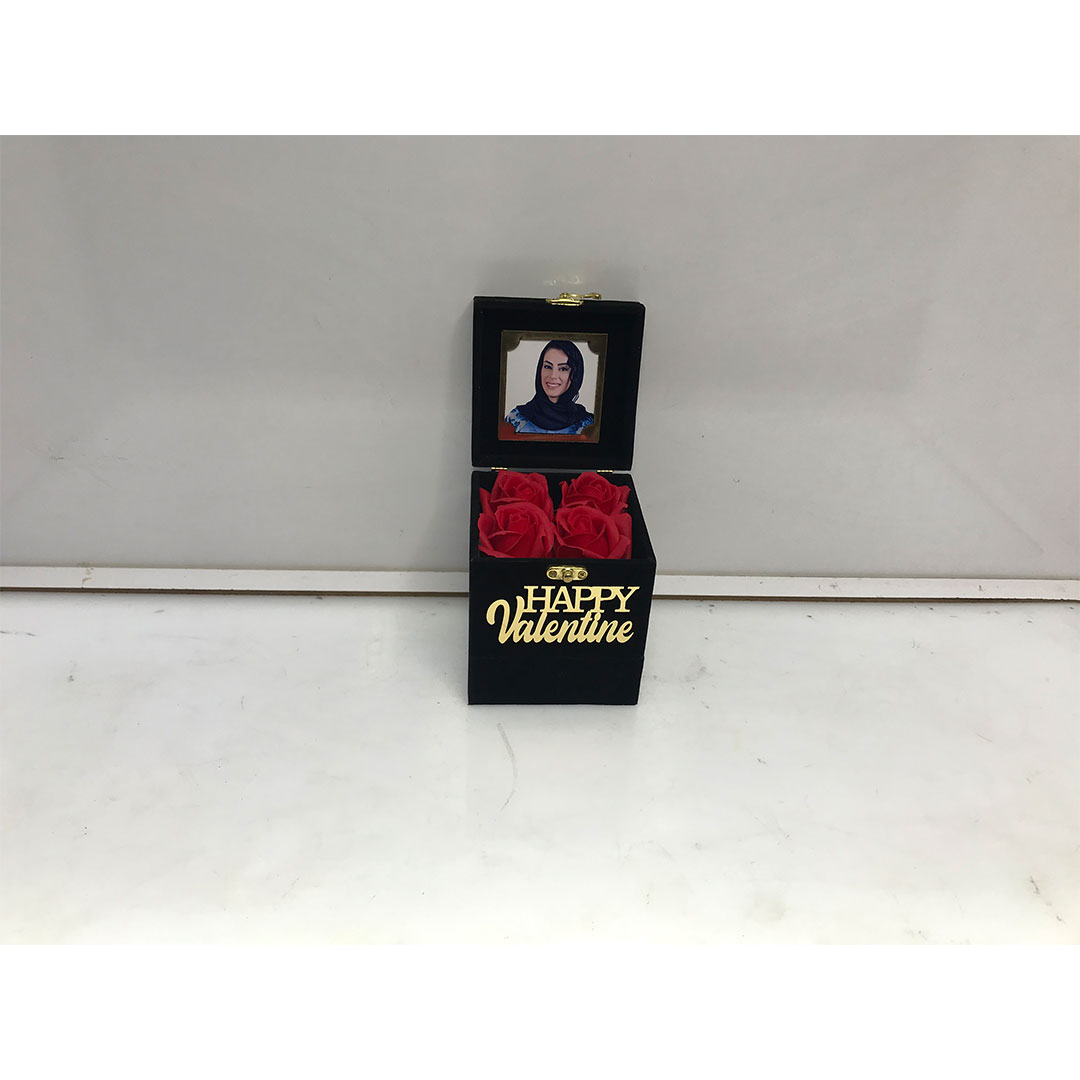 رزباکس مخمل مربع سیاه با 4 گل رز مصنوعی؛ نمادی از عشق و اصالت برای مناسبت‌های خاص