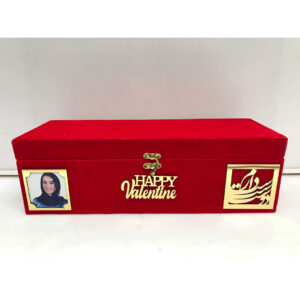 رزباکس مخمل مستطیل قرمز با گل‌های رز مصنوعی؛ هدیه‌ای ماندگار و احساسی برای مناسبت‌های ویژه.