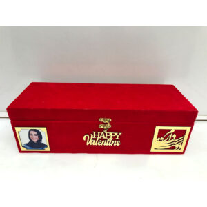 رزباکس مخمل قرمز با گل‌های مصنوعی؛ هدیه‌ای فراموش‌نشدنی برای ابراز عشق و احترام