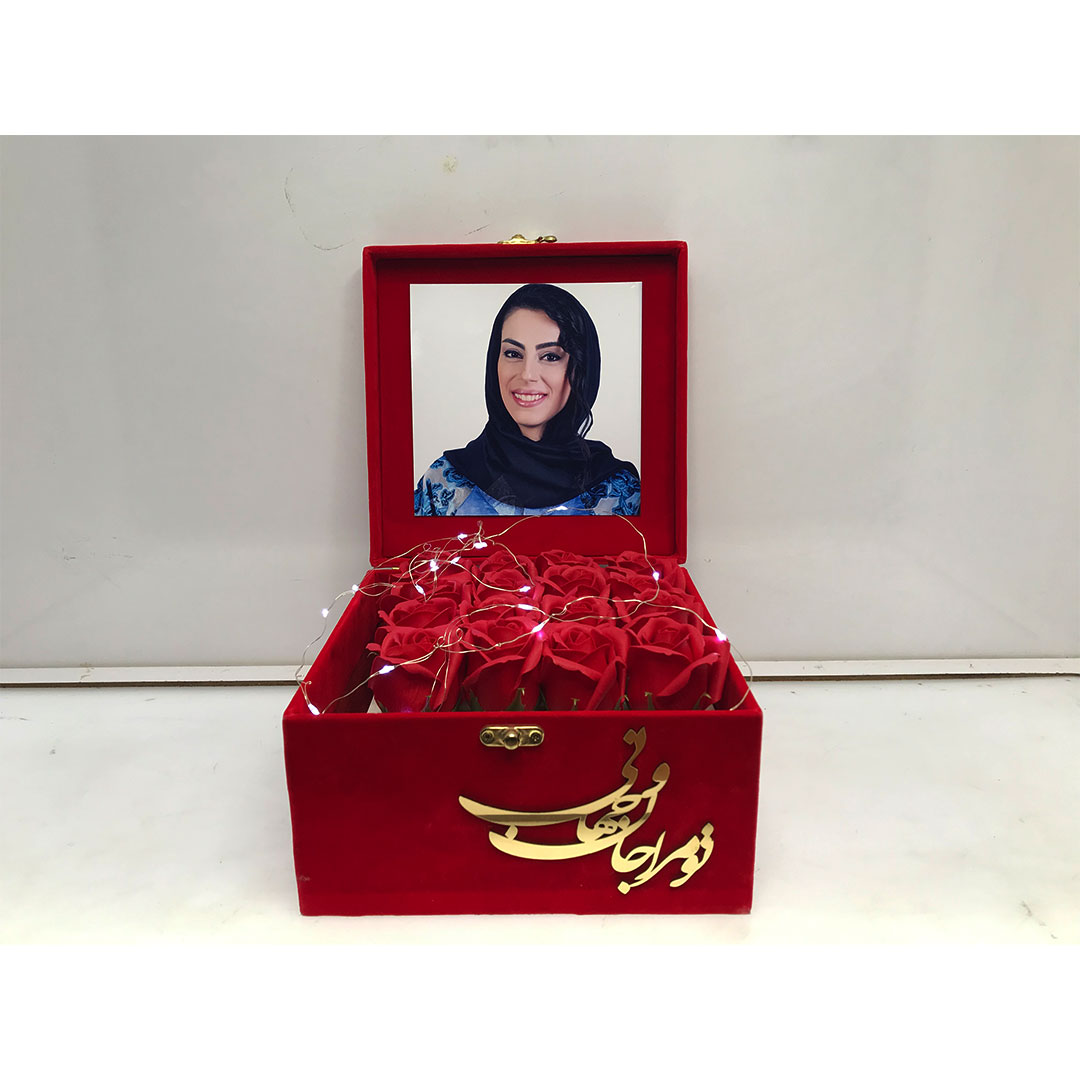 رزباکس مخمل مربعی کلاسیک قرمز با طراحی لوکس و گل‌های رز مصنوعی شیک، انتخابی عالی برای هدیه‌های خاص