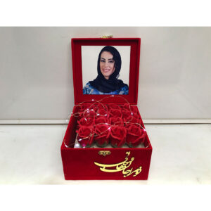رزباکس مربعی قرمز با روکش مخملی و گل‌های رز مصنوعی زیبا، هدیه‌ای ماندگار برای مناسبت‌های عاشقانه