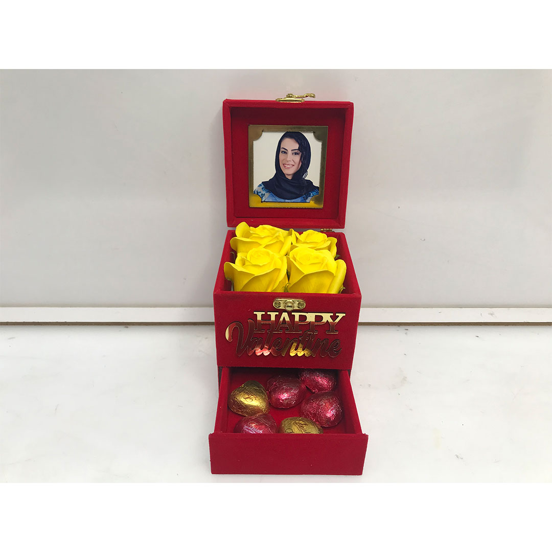 رزباکس مخملی کوچک مربعی با 4 گل رز مصنوعی قرمز برای لحظات عاشقانه