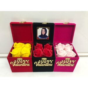 نمای نزدیک از رزباکس مخمل مربع قرمز با 4 گل رز مصنوعی درخشان