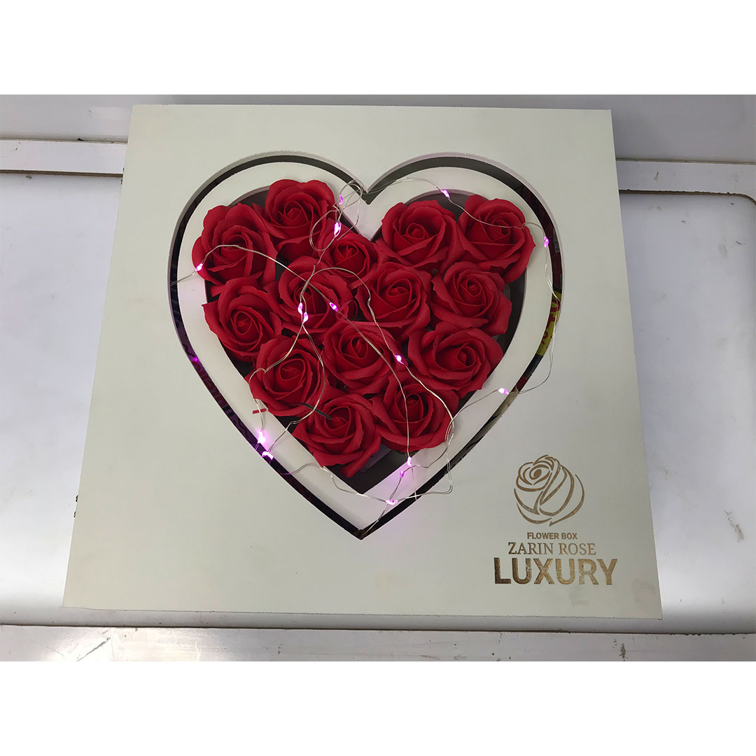 رزباکس چوبی به شکل قلب و رنگ سفید، با رزهای مصنوعی جذاب، هدیه‌ای برای نشان دادن عشق در روزهای خاص