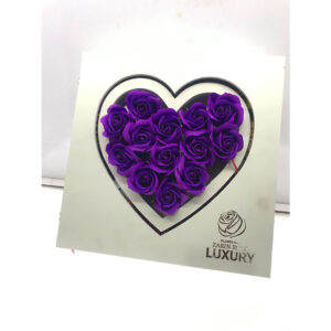 رزباکس چوبی قلب سفید با رزهای مصنوعی زیبا، هدیه‌ای عاشقانه و ماندگار برای لحظات خاص