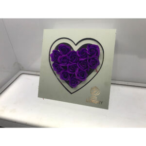 رزباکس چوبی سفید به شکل قلب با رزهای مصنوعی جذاب، هدیه‌ای خاص برای روزهای عاشقانه و خاطره‌ساز