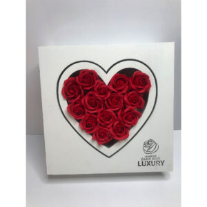 رزباکس چوبی به شکل قلب با رزهای مصنوعی سفید، هدیه‌ای زیبا برای خاطرات عاشقانه و روزهای دوست‌داشتنی