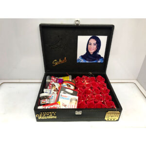 نمای نزدیک از گل‌های رز مصنوعی در رز باکس مربعی بزرگ چرمی لوکس سیاه ، هدیه‌ای ماندگار و لوکس برای ولنتاین و تولد