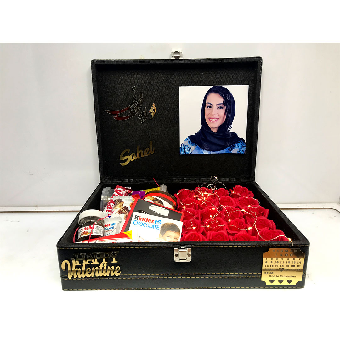 رز باکس مربعی بزرگ چرمی لوکس سیاه با طراحی لوکس و گل‌های ماندگار، انتخابی بی‌نظیر برای سالگرد ازدواج.