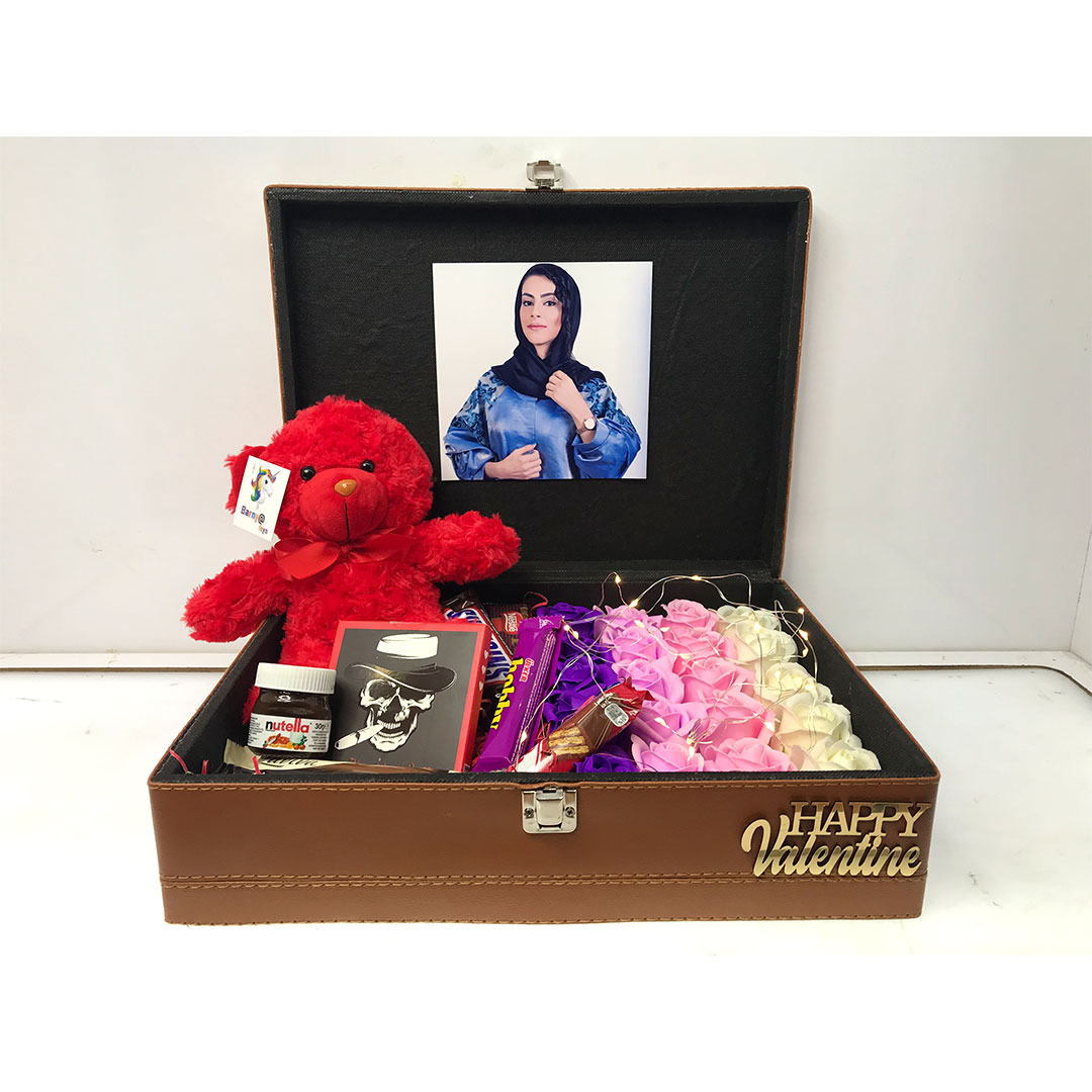 رز باکس مربعی بزرگ چرمی لوکس قهوه ای با گل‌های رز مصنوعی زیبا، هدیه‌ای لوکس و مناسب برای دکوراسیون و مناسبت‌های خاص