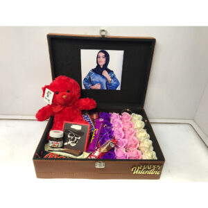 رز باکس مربعی بزرگ چرمی لوکس قهوه ای با طراحی شیک و گل‌های رز مصنوعی، هدیه‌ای مناسب برای مناسبت‌های خاص.