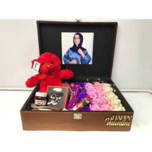 نمای نزدیک از گل‌های رز مصنوعی داخل رز باکس مربعی بزرگ چرمی لوکس قهوه ای، هدیه‌ای ماندگار و لوکس برای ولنتاین و تولد.