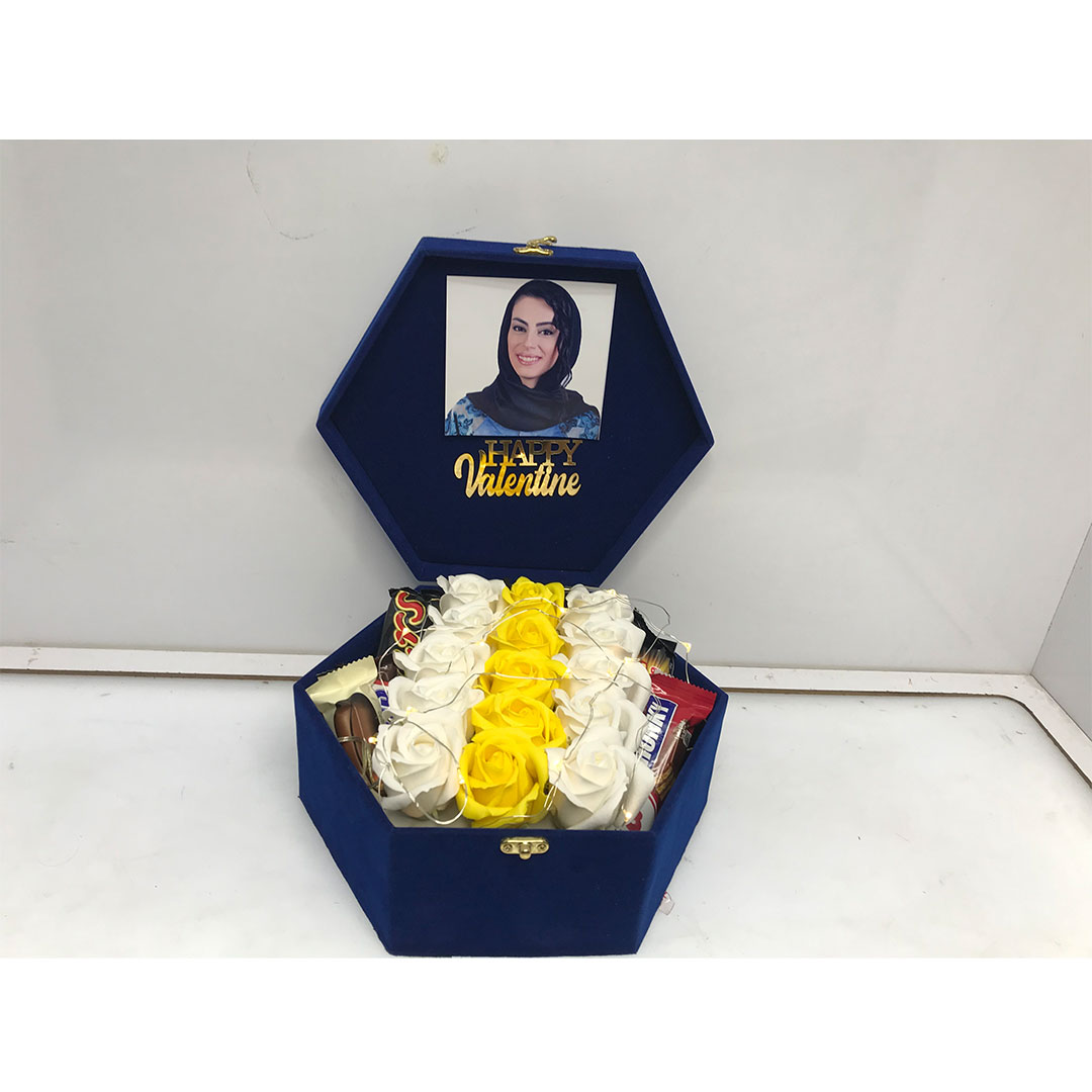 رزباکس مخمل شش‌ ضلعی سایز متوسط آبی با گل‌های رز مصنوعی در طراحی شیک