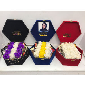 جعبه مخمل شش‌ ضلعی سایز متوسط، هدیه‌ای لوکس با گل‌های رز مصنوعی