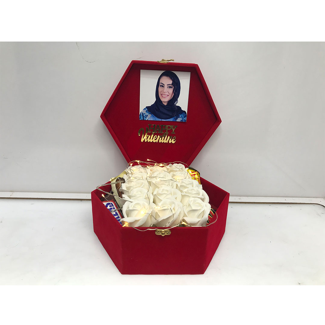 رزباکس مخمل شش‌ضلعی سایز متوسط قرمز با طراحی خاص و رنگ خیره‌کننده